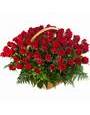 Корзина с красными украинскими розами и зеленью ледерварена