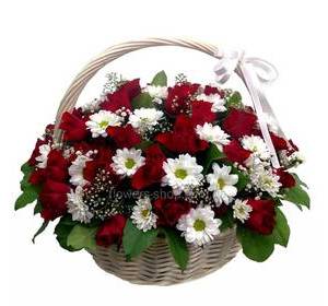 Корзина из красных роз и белых хризантем с зеленью и гипсофилой