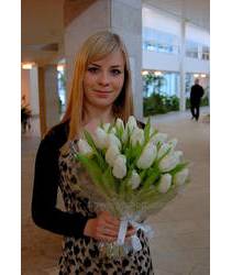 White tulips delivered in fast