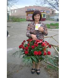 Basket of red roses for the hero of the day from Chernivtsi