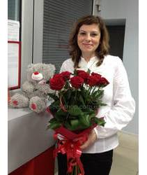 Букет из красных роз с игрушкой доставлены в Макеевку