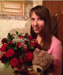 Букет в красных тонах из роз, гвоздик и игрушка - фото доставки.