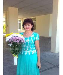 Получательница букета из разноцветных хризантем