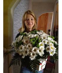 Девочка с букетом хризантем