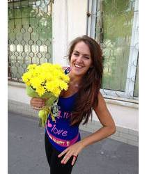 Смеющаяся девушка с желтыми цветами