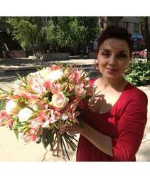 девушка с букетом из роз альстромерий