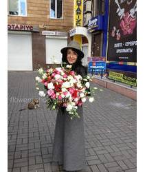 Девушка с большим букетом из роз, эустомы, гиперикума