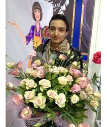 Молодой человек с букетом цветов