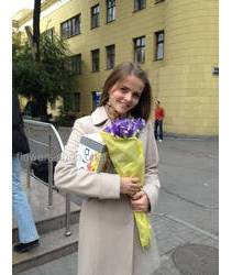 Девушка с ирисами