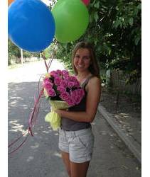 Девушка с розами и шариками