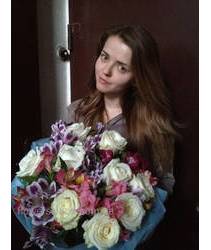 Девушка с букетом в дверях своего дома