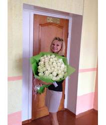 Учитель с букетом белых роз