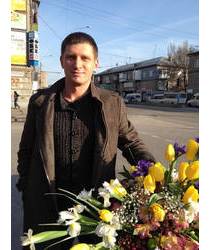 Мужчина с корзиной цветов