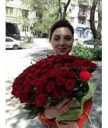 Девушка держит букет из 51 красной розы