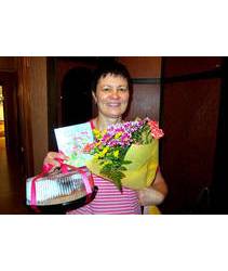 Flowers with a cake delivered to Sverdlovsk