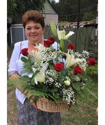 baskets Delivery of roses and lilies in Sumy