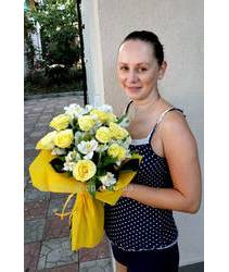 Girl from Chugueva obtained with a bouquet of flowers Bouquet of yellow roses and white lilies delivered in Chuguev