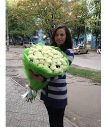 Флорист с букетом из 51 белой розы