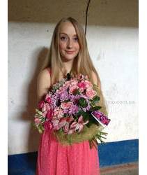 Очень красивая девушка с букетом цветов.