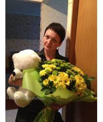 Фото девушки с букетом хризантем и плюшевым мишкой