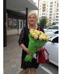 Получательница букета эквадорских роз