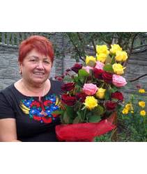 Яркий букет в руках счастливой получательницы