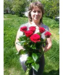 Получательница с букетом роз
