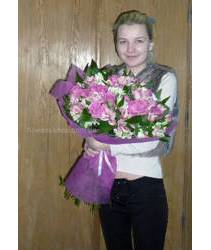 Букет из роз аква и альстремерий в руках у девушки