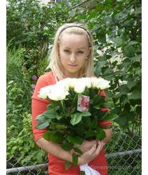 Блондинка с букетом белых роз