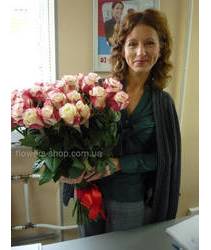 Букет из роз Свитнесс в руках у именинницы