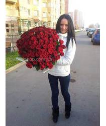 Харьковчанка с букетом красных роз