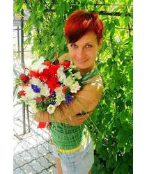 Девушка из Калуша с букетом в момент доставки цветов