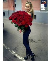 Девушка из Житомира с букетом красных роз