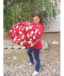 Девушка из Ялты с огромным букетом роз