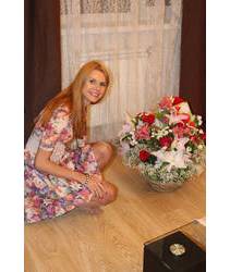 Фото получателя в Евпатории с корзиной цветов