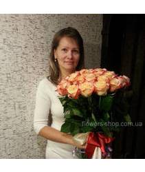 Женщина с розами в момент доставки цветов