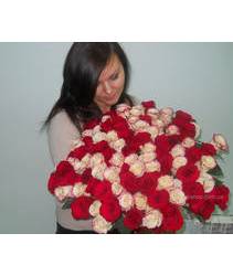 Букет роз вручен получательнице в Апостолово