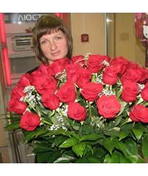 Букет из роз Фридом в руках у получательницы