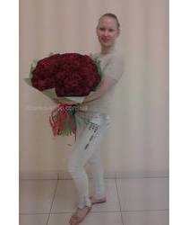 Девушка с букетом красных роз - доставка в Тячев