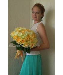 Жительница Бучи с букетом роз