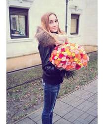 Девушка из Кременца с разноцветными розами