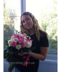 Девушка с букетом роз в г.Васильков