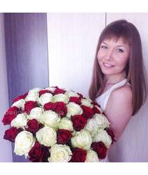 Букет из красных и белых роз в руках у получательницы