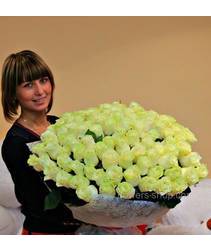 Огромный букет роз в руках у именинницы