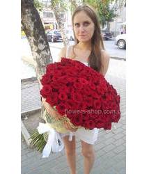 Одесситка с букетом красных роз