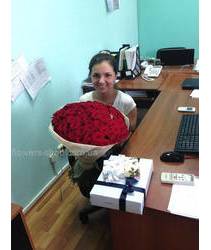 Букет красных роз Гран при в момент доставки