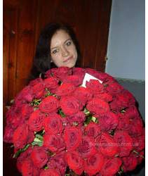 Женщина держит в руках букет роз