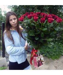 Девушка из Хуста с букетом красных роз в момент доставки