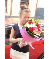 Девушка из Чопа в момент вручения букета