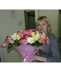 Девушка с букетом разноцветных роз